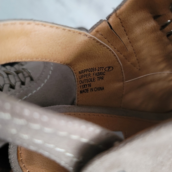 Women's size 7 shoes - Picture 5 of 6